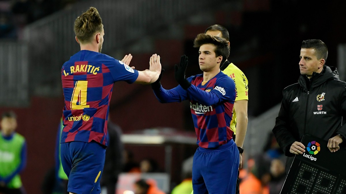 Riqui Puig entra a un partido con el Barcelona. (AFP)