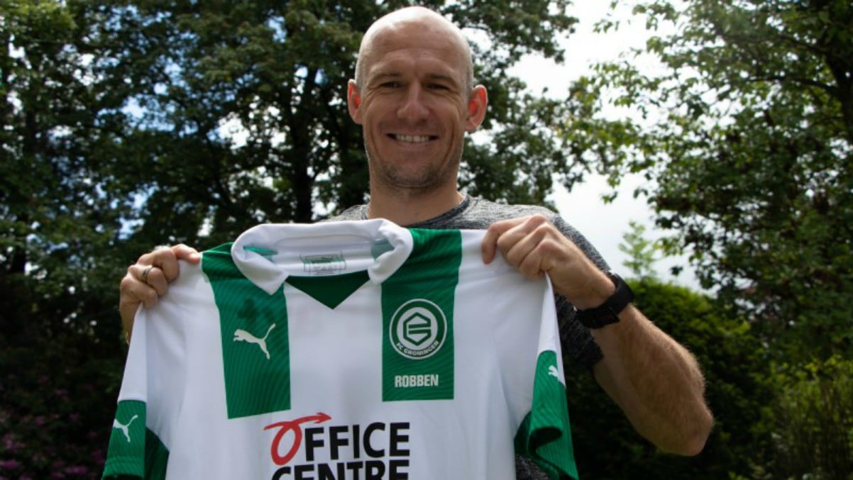 Robben posa con la camiseta del Groninge. (fcgroningen.nl)