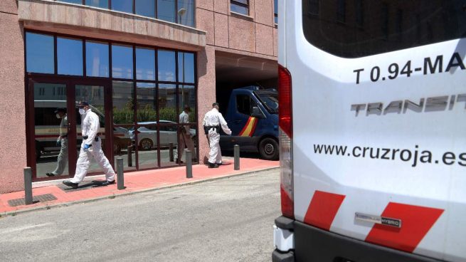 Diez trabajadores de la Cruz Roja contagiados por el brote del centro de inmigrantes de Málaga