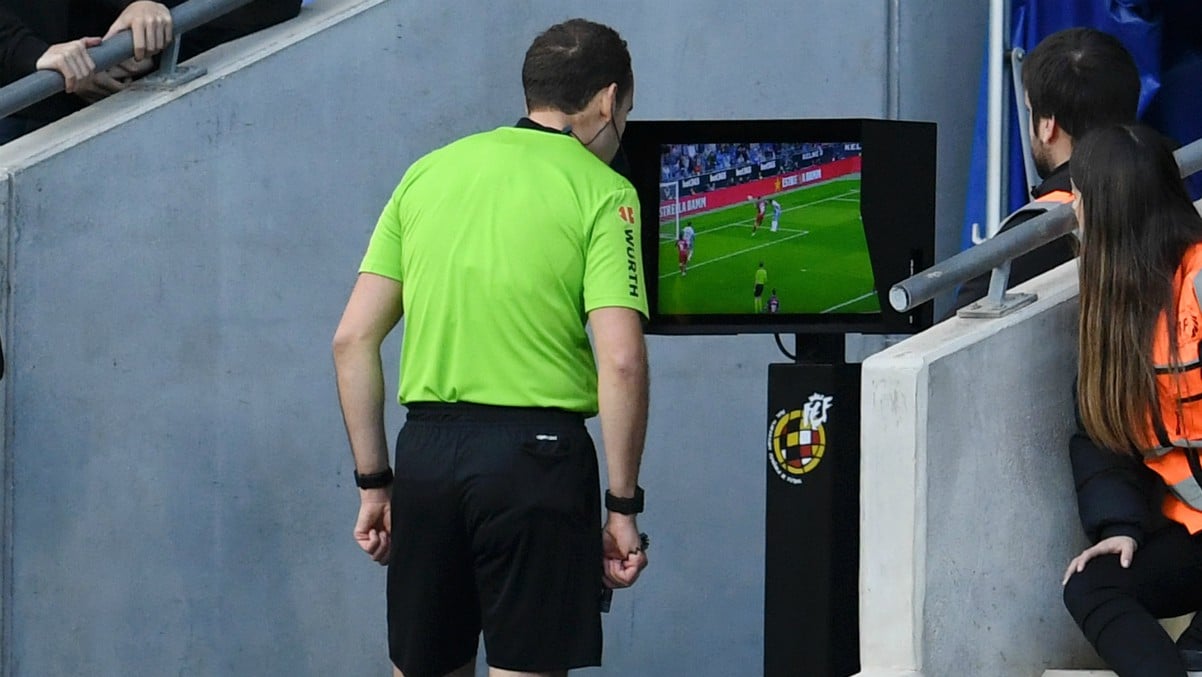 Melero López revisa una acción en el VAR durante un partido de la Liga Santander. (Getty)