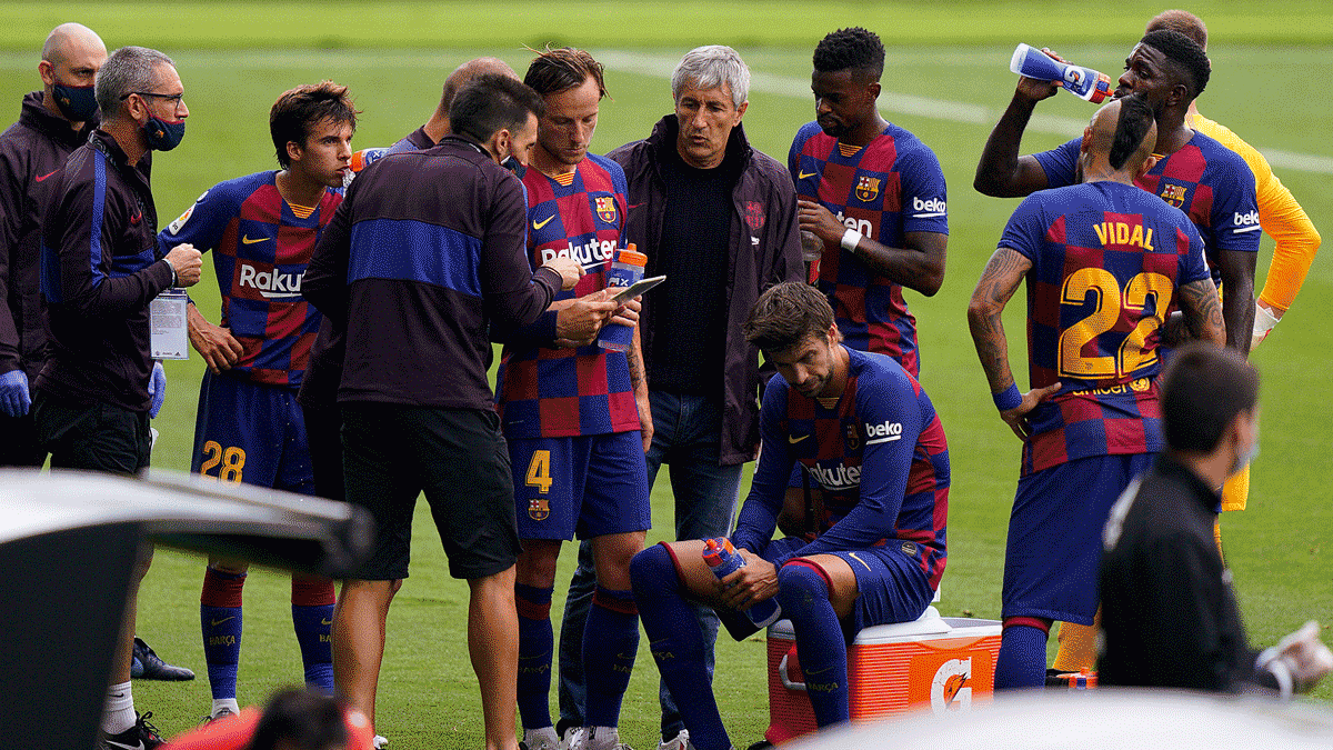 Los jugadores del Barcelona durante la hidratación en el partido en Balaídos (AFP)