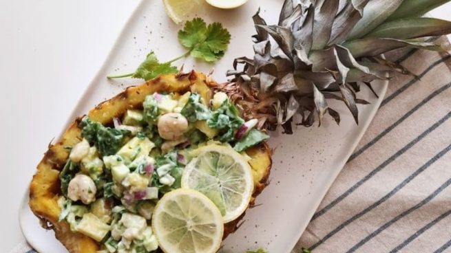 Receta de piña rellena de ensalada de gambas