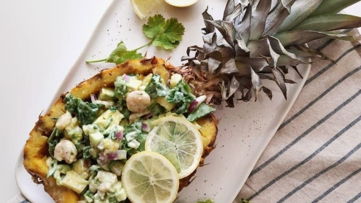 Receta de piña rellena de ensalada de gambas