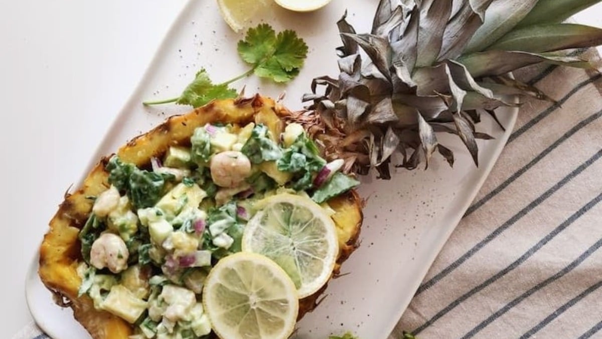 Piña rellena de ensalada de gambas