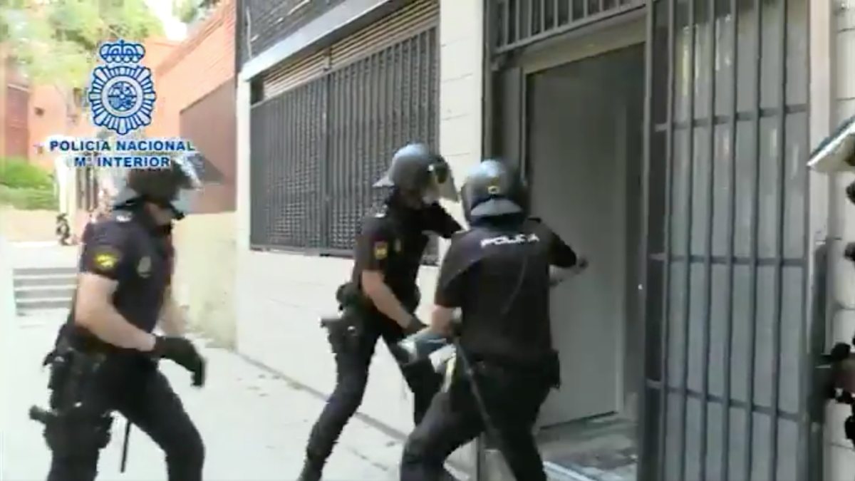 La policía entrando para detener al grupo criminal