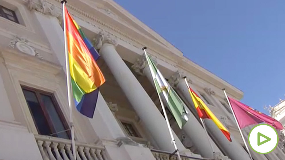 Cádiz debe retirar esta tarde la bandera LGTBI que ondea en el Ayuntamiento