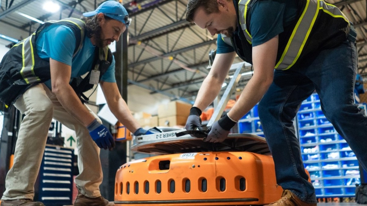 Trabajadores en un almacén de Amazon