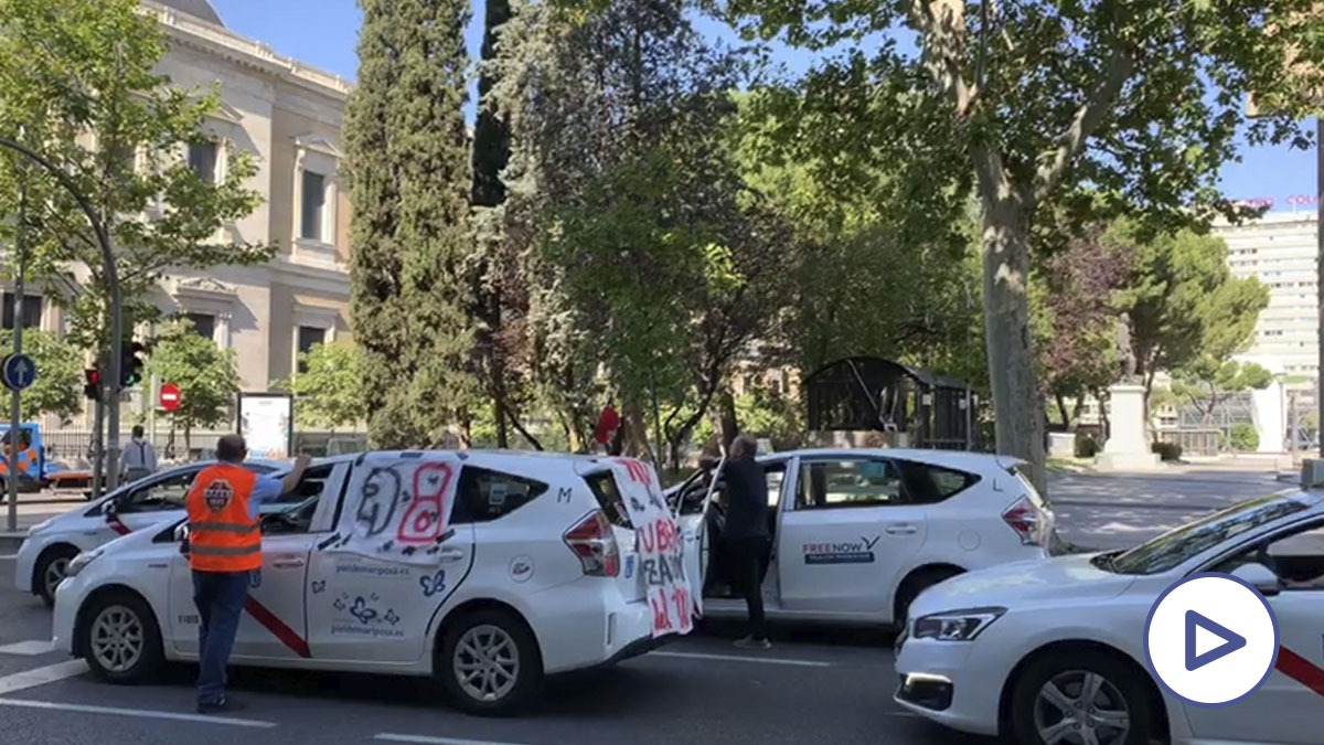 Los taxistas madrileños se manifiestan para pedir una regulación tras el estado de alarma.