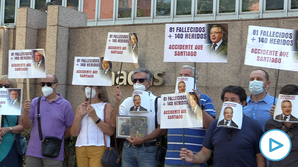 Las víctimas del Alvia acuden a Enagás para mostrar su rechazo al nombramiento de José Blanco