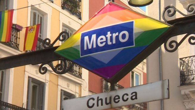El logo de Metro con los colores arcoíris lucirá en Chueca de forma permanente
