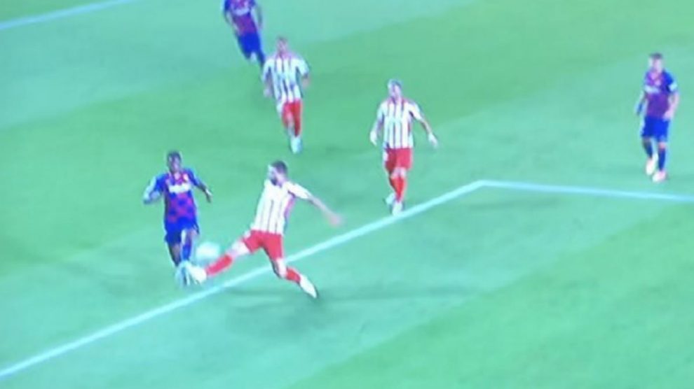 El riguroso penalti de Felipe sobre Semedo.