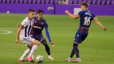 Alcaraz conduce el balón ante Rochina y Campaña. (EFE)
