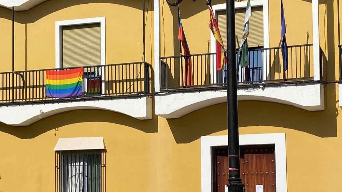 Bandera LGTBI en el Ayuntamiento de Mairena.