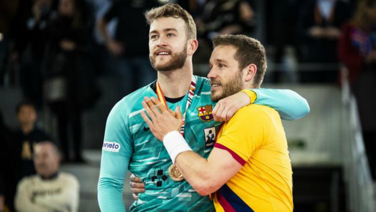 Pérez de Vargas y Víctor Tomás celebran un título con el Barcelona. (Foto: fcbarcelona.cat)