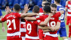 Los jugadores del Granada celebran uno de los goles. (EFE)
