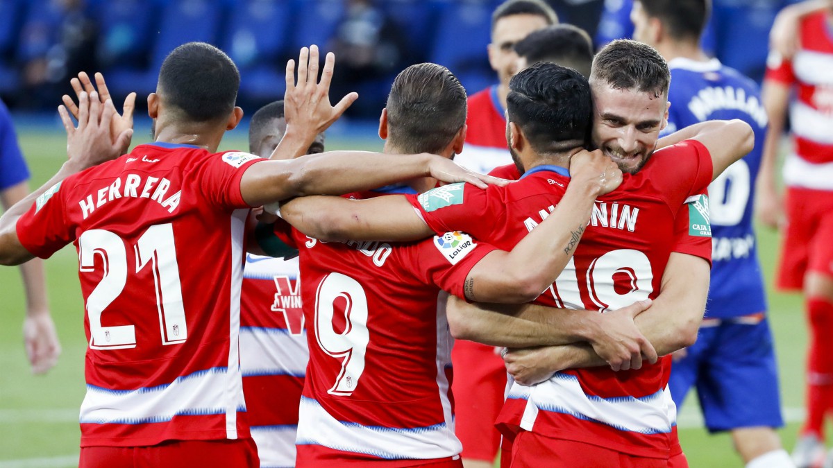 Los jugadores del Granada celebran uno de los goles. (EFE)