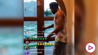 Mayweather, entrando en su mansión para enseñarla.
