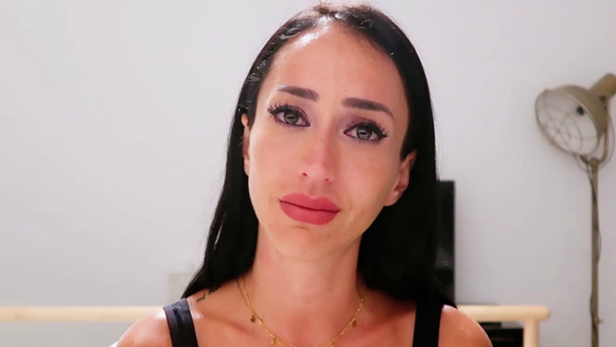 Aurah Ruiz, llorando en su diario.