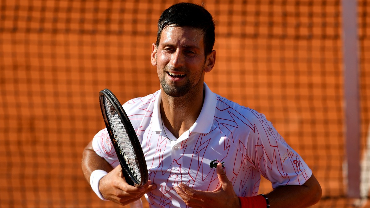 Djokovic celebra un punto en el polémico torneo que organizó. (AFP)