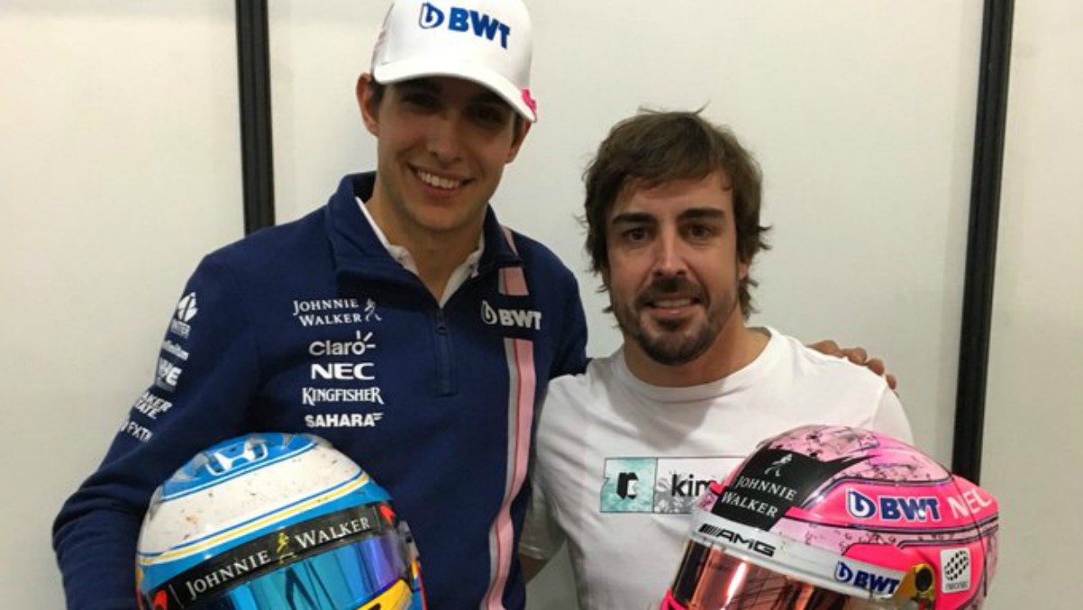 Esteban Ocon y Fernando Alonso intercambian cascos. (Foto: Twitter Esteban Ocon)