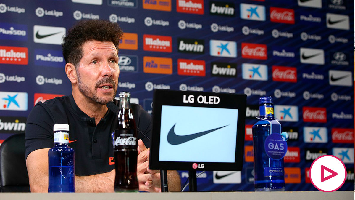 Simeone analiza el partido ante el Barcelona en sala de prensa. (Foto: atleticodemadrid.com)