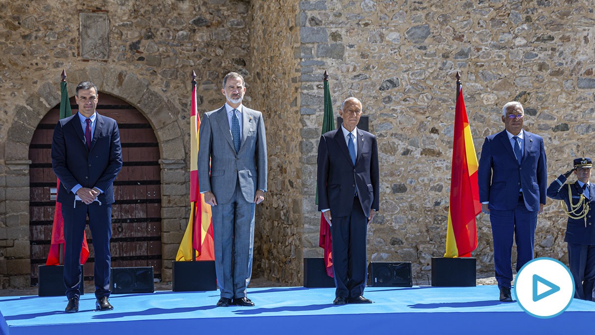 Pedro Sánchez escucha el himno nacional junto al Rey, el presidente de Portugal y el primer ministro luso