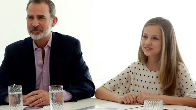 Los reyes Felipe y Letizia y sus hijas, la princesa Leonor y la infanta Sofía, durante una conferencia con los responsables de la Fundación Princesa de Gerona. Foto: EFE