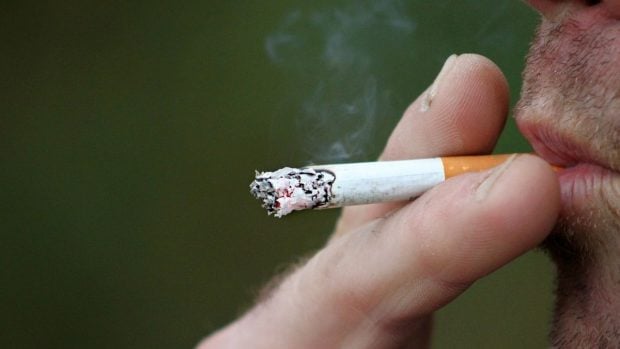 Prohibido fumar: los cigarrillos transmiten el coronavirus, seg&uacute;n Sanidad