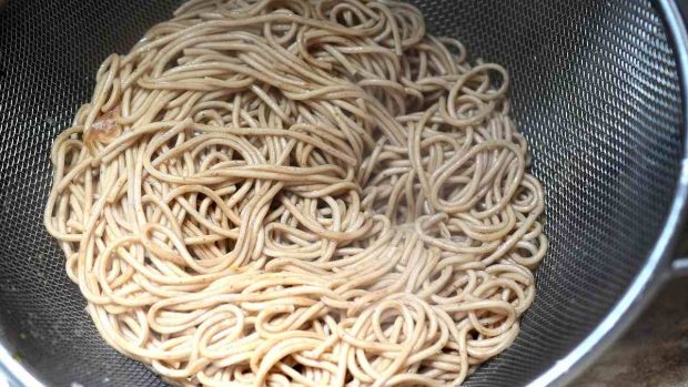 Ensalada vegana de fideos soba