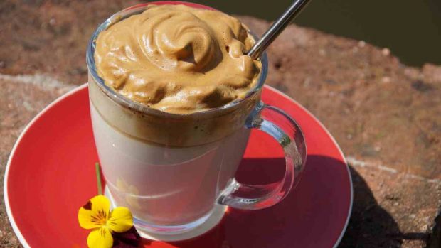 Recetas de cafés refrescantes para el verano: moca y peanutcafe