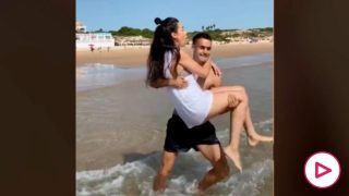 Reguilón tirando a su novia al agua.