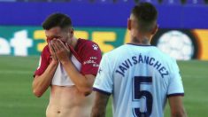 Lucas Pérez se lamenta tras una ocasión fallada. (EFE)