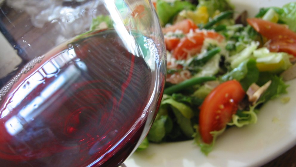 Dieta de vino y jamón, ¿realmente es buena para adelgazar?