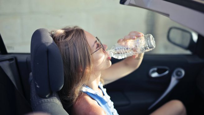 El peligro de dejar una botella de agua en el coche