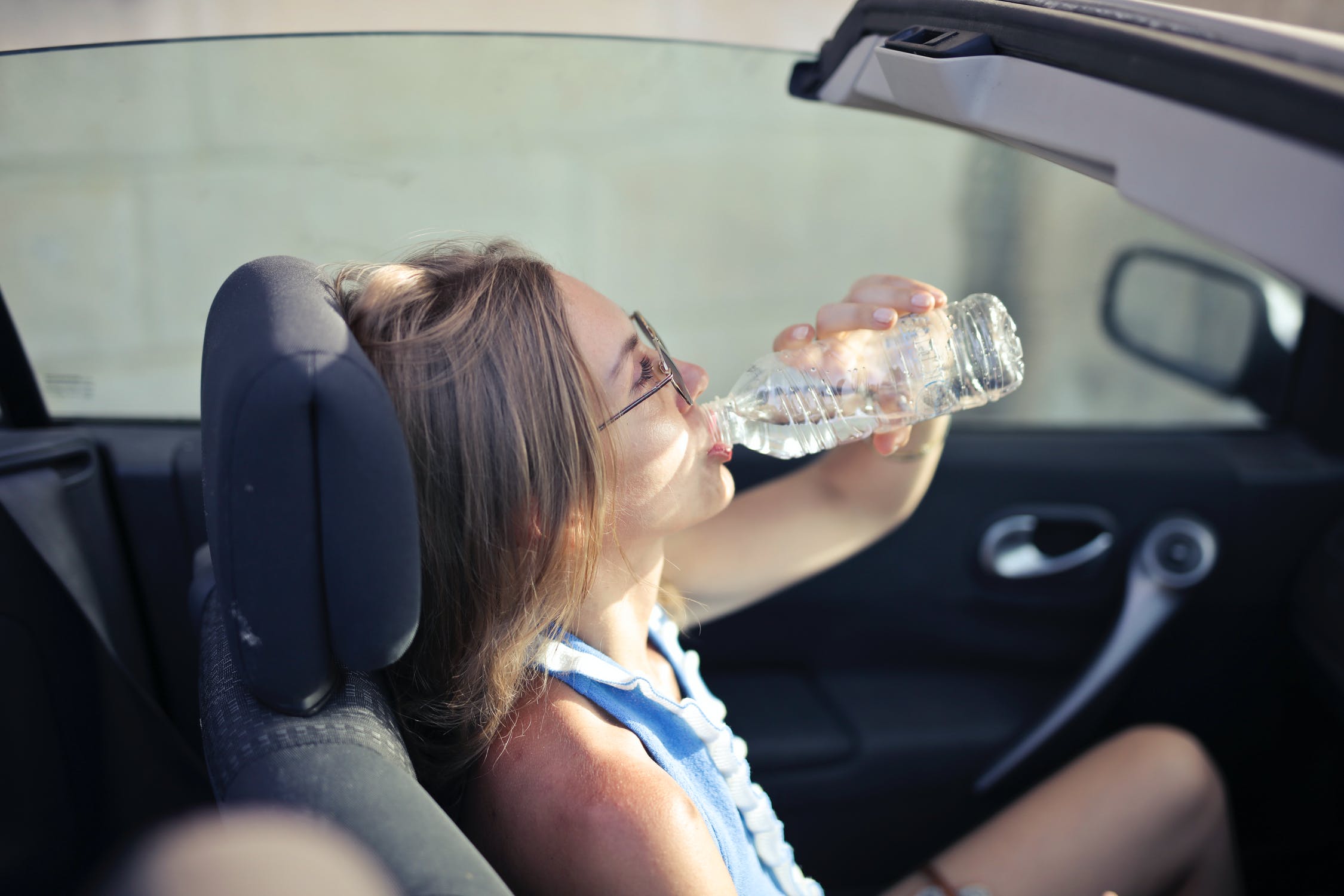 El peligro de dejar una botella de agua en el coche
