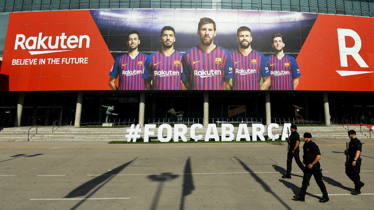 Tres Mossos, en los alrededores del Camp Nou. (Getty)