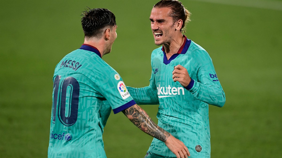 Griezmann y Messi celebran un tanto ante el Villarreal. (AFP)
