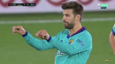 Piqué, burlándose del VAR en la revisión.