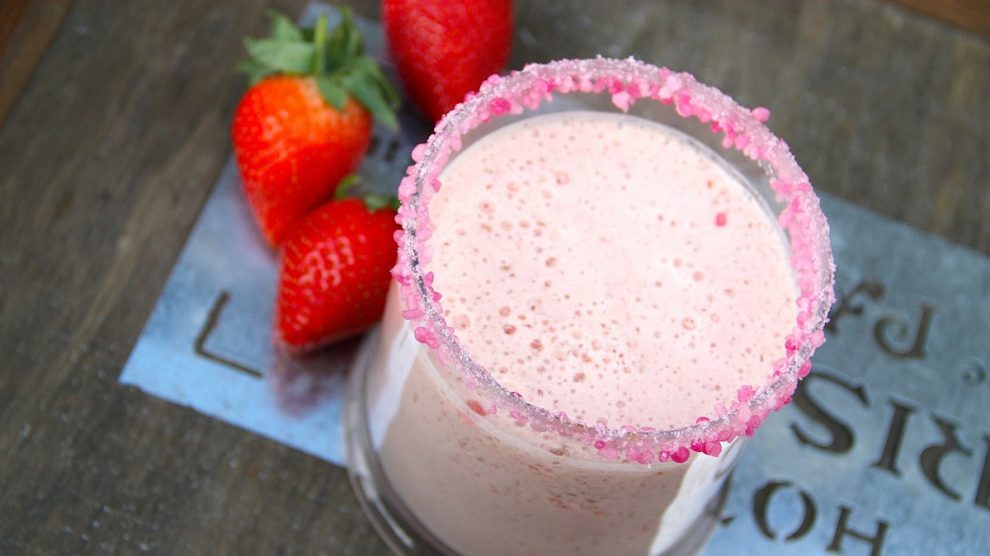 Pasos para hacer un smoothie de fresas con helado perfecto