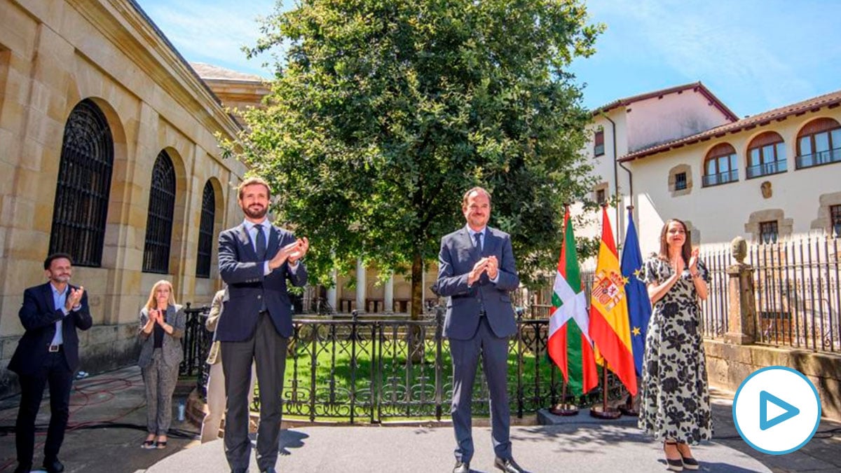 Pablo Casado, Carlos Iturgaiz e Inés Arrimadas en Guernica (Vizcaya).