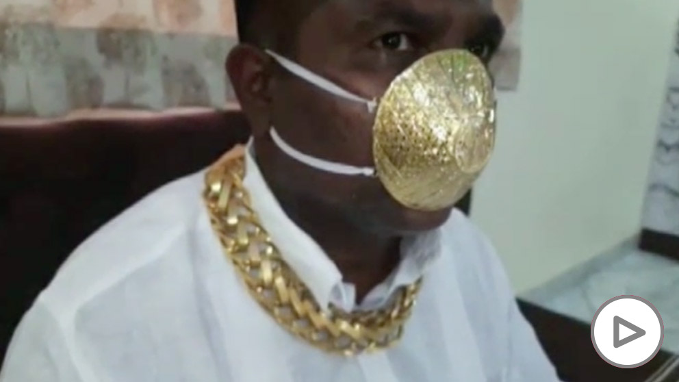 Un hombre encarga en la India una mascarilla hecha de oro puro contra la COVID-19