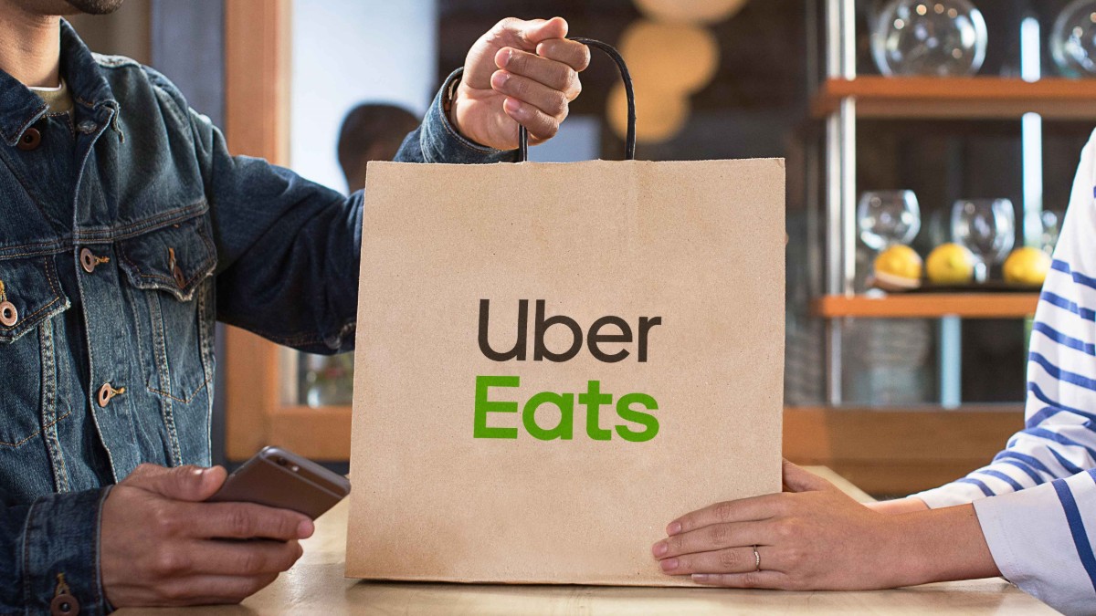 Recogida de un pedido de Uber Eats en el restaurante.