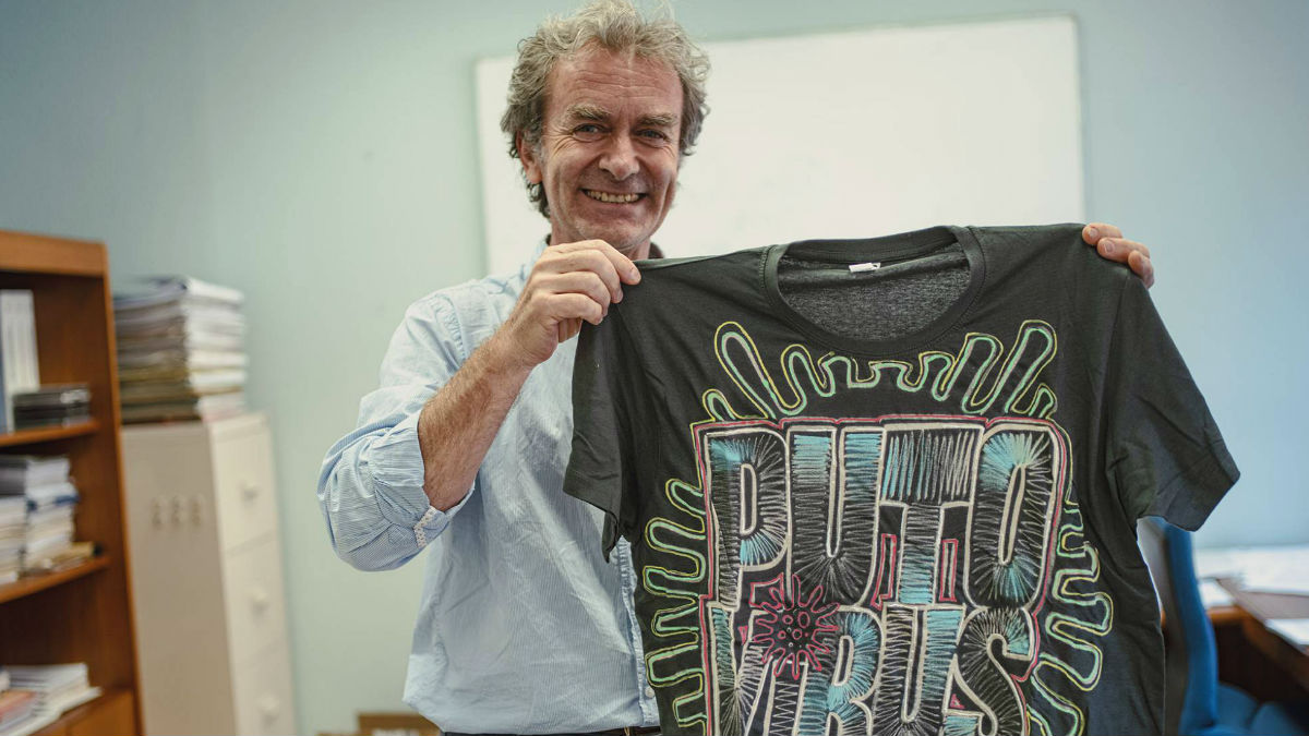 Fernando Simón posando con una camiseta con el lema «puto virus» para ‘El País Semanal’. (Foto: James Rajotte)