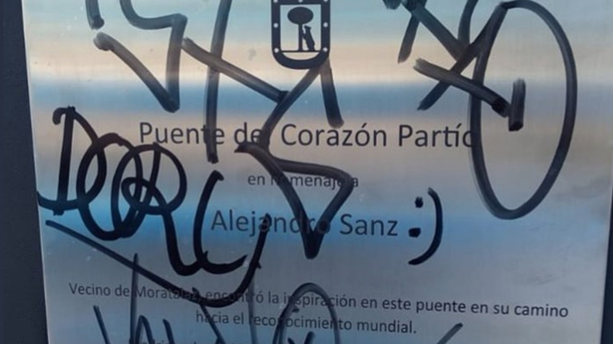 La placa dedicada a Alejandro Sanz en un puente de la M30 madrileña ha amanecido cubierta de pintads un día después de su inauguración.