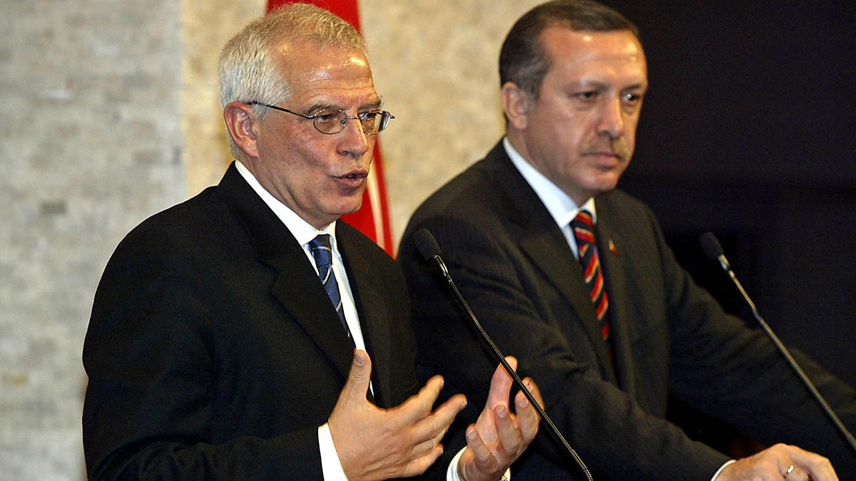 Josep Borrell y el presidente Erdogan en un encuentro entre ambos en 2004. (Afp)