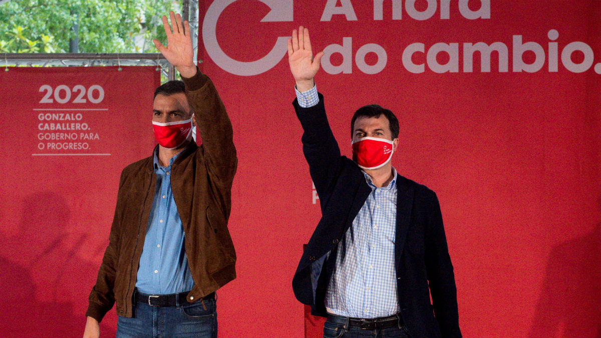 Pedro Sánchez en un acto de campaña con Gonzalo Caballero en Galicia. Foto: EFE
