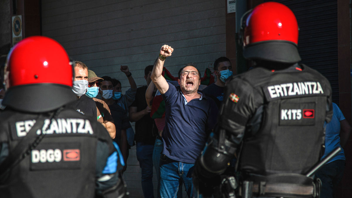 Proetarras intentando reventar un mitin de Vox en Irún (Guipúzcoa) de las elecciones autonómicas vascas del 12-J. (Foto: Europa Press)