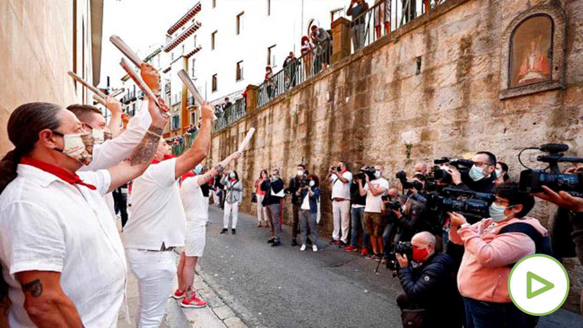 Un grupo de corredores entona el tradicional cántico ante la imagen de San Fermín en el primer 7 de julio sin encierros desde 1978. (Efe)