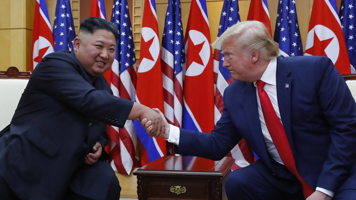 El dictador de Corea del Norte, Kim Jog-un, en su encuentro con el presidente de los Estados Unidos, Donald Trump. Foto: EP