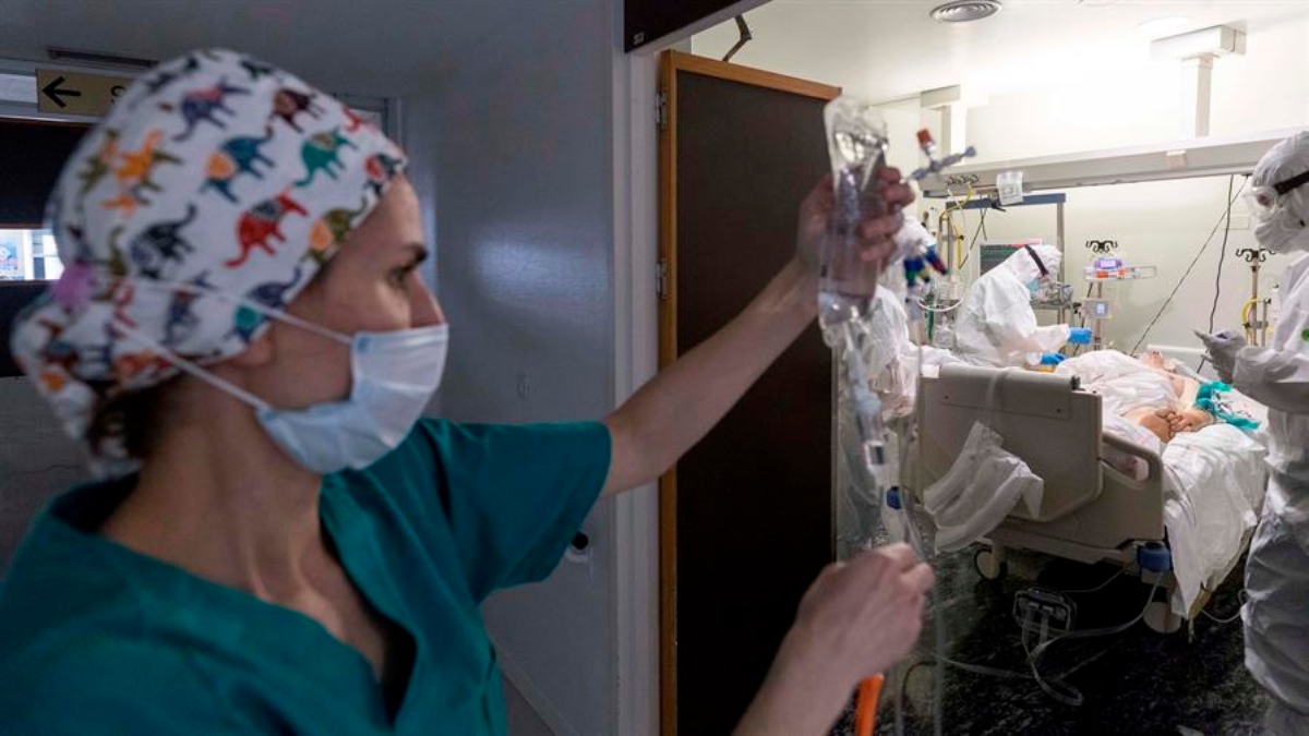Médicos intensivistas trabajando contra el coronavirus.